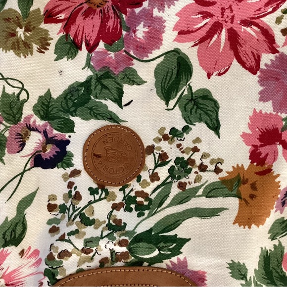 Victoria Garden over night tote bag-
Width 19”
Length 14” - Picture 4 of 4